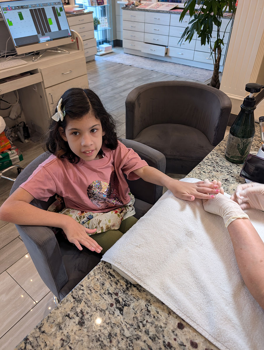 Pop Star Princess Eliora gets her nails done!