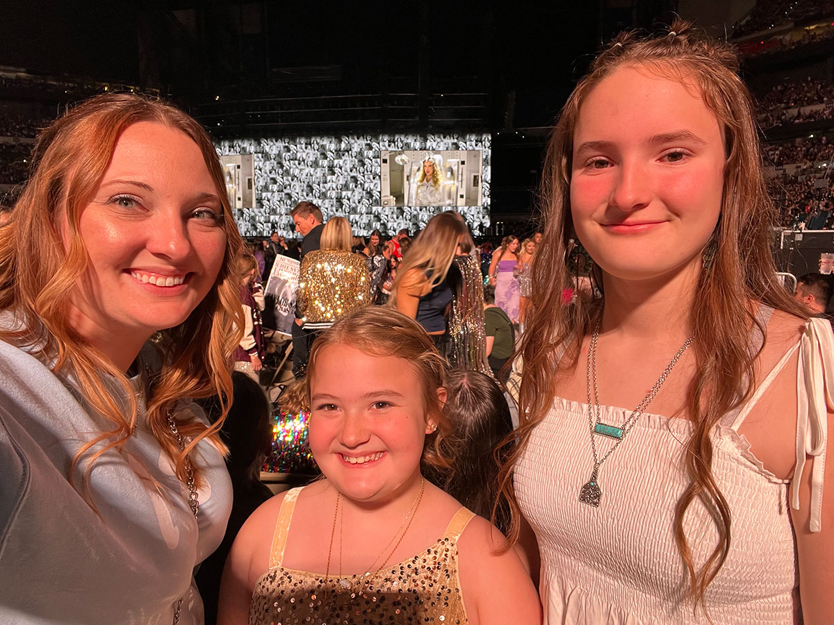 Ivy, her mom and sister see Taylor Swift in concert!