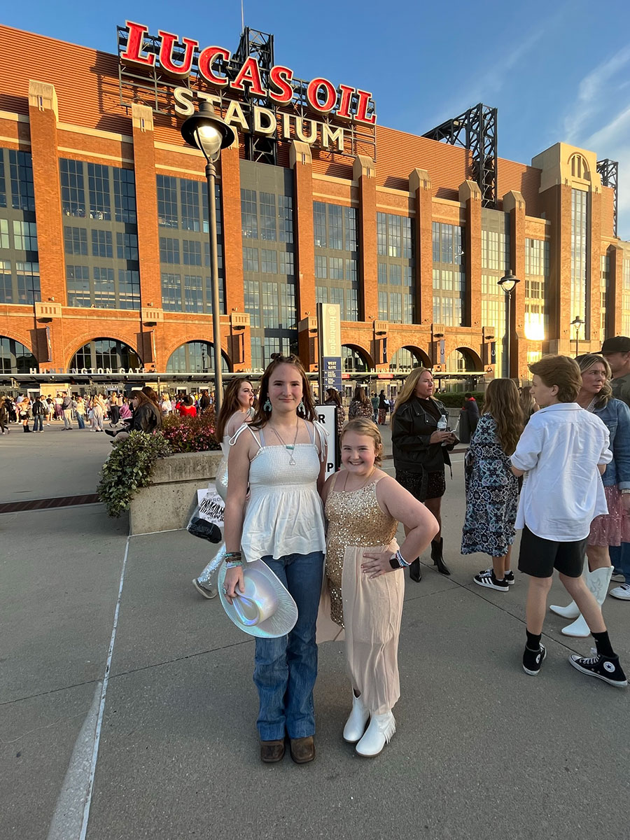 Ivy, her mom and sister see Taylor Swift in concert!